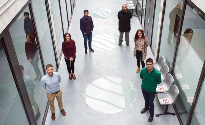 A la izquierda, Iñigo Virto (delante), Isabel De Soto y Rodrigo Antón; a la derecha, Alberto Enrique (delante), Armelle Zaragüeta y Alberto Ruiz Sagaseta, autores de un estudio sobre el suelo de Etxabakoitz.