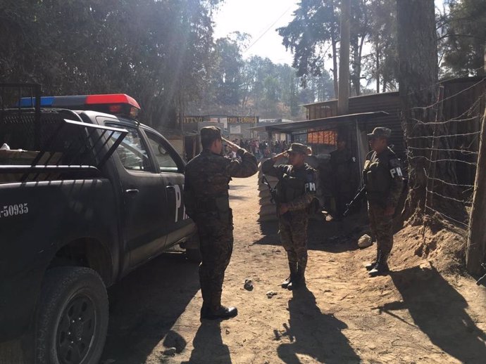 Guatemala.- Antiguos efectivos del Ejército bloquean carreteras para exigir la a
