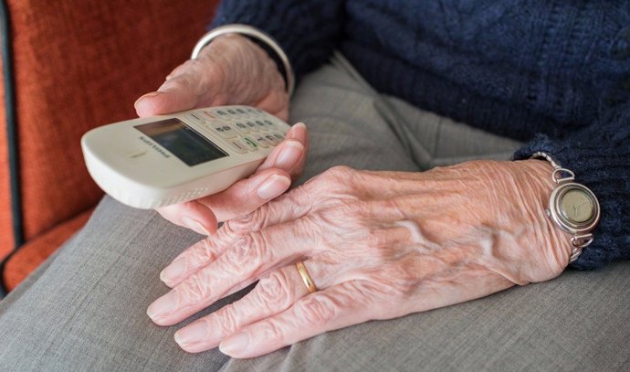 Una persona mayor en una residencia de ancianos 