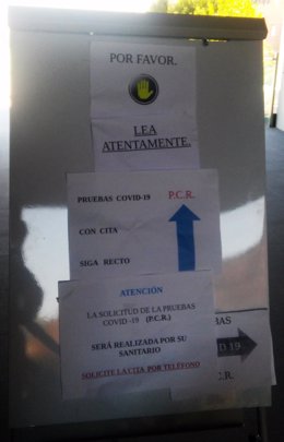 Cartel sobre pruebas covid-19 en un centro de salud de Jaén.