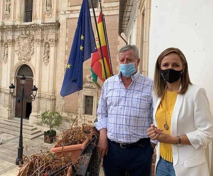 El alcalde de Vélez-Rubio junto con la delegada de la Junta en Almería