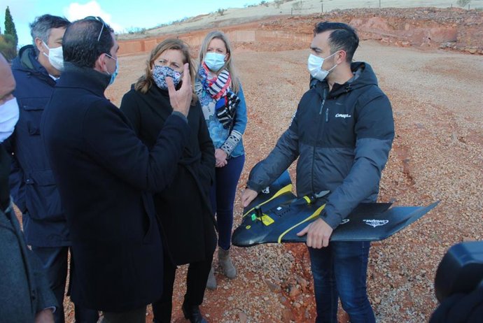 La consejera de Educación, Cultura y Deportes, Rosa Ana Rodríguez, y la teniente de alcalde de Cultura de Valdepeñas, Vanessa Irla, en el Cerro de las Cabezas