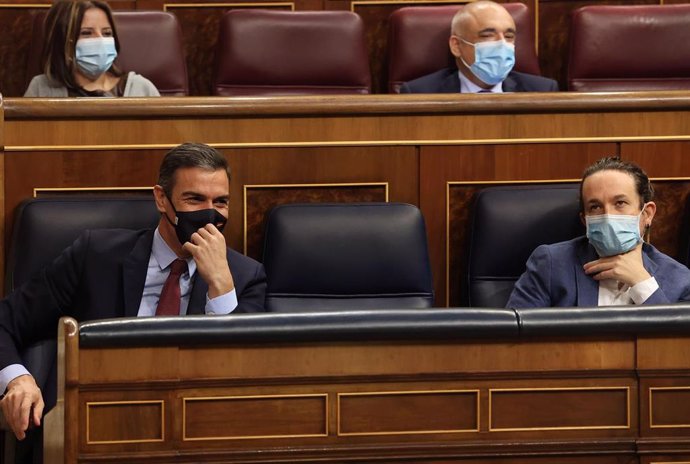 El presidente del Gobierno, Pedro Sánchez (i); y el vicepresidente segundo del Gobierno, Pablo Iglesias (d), durante el pleno en el que se debate la moción de censura planteada por Vox, en el Congreso de los Diputados, Madrid (España).