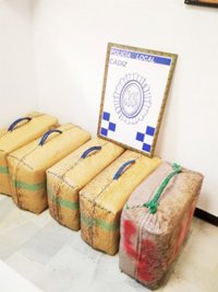 Intervenidos cinco fardos de hachís localizados en playas urbanas de Cádiz