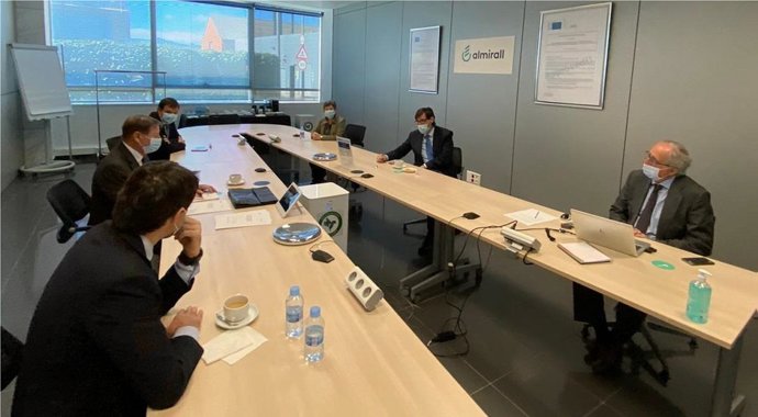 El ministre de Sanitat, Salvador Illa, visita el centre de recerca d'Almirall