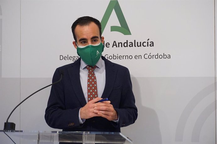 El delegado de Empleo de la Junta de Andalucía en Córdoba, Ángel Herrador, durante la rueda de prensa