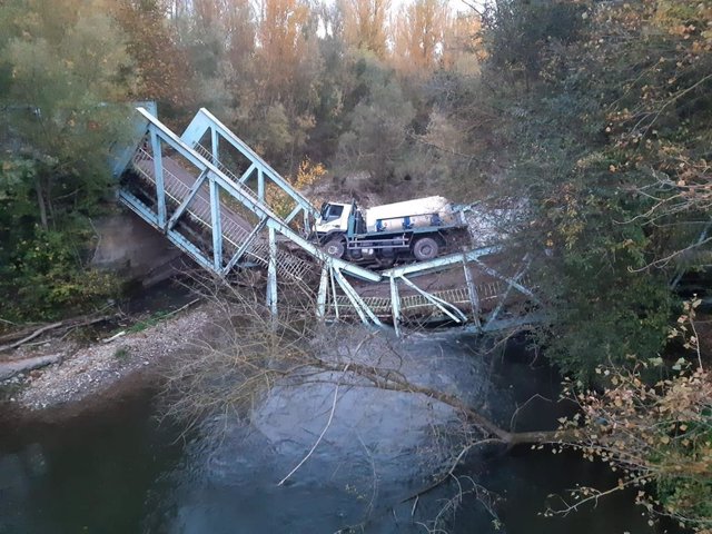 El puente de Arenzana se hunde al paso de un camión del Gobierno de La Rioja