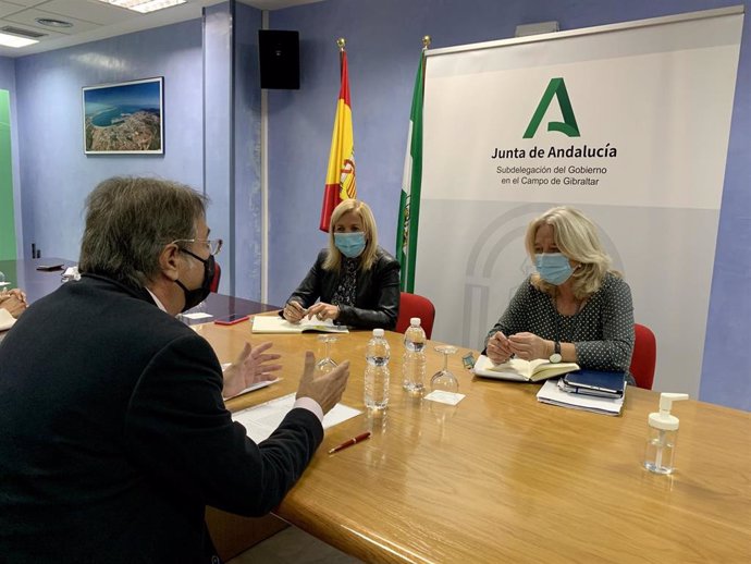 Eva Pajares y Mercedes Colombo reunico con el representante de la Asociación de Transporte de Contenedores Bahía de Algeciras