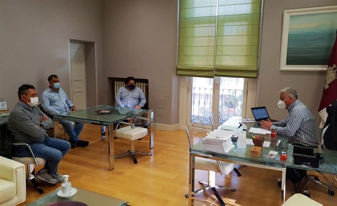 El presidente de la Diputación de Guadalajara, José Luis Vega, ha recibido a los responsables de varias empresas de espectáculos y representación de artistas de la provincia.