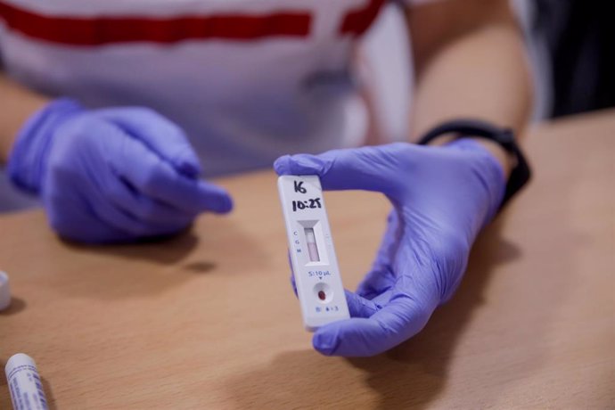 Personal sanitario de Cruz Roja muestra el resultado de un test rápido de detección de anticuerpos llevado a cabo a profesores, en Colmenar Viejo, Madrid (España), a 2 de septiembre de 2020. 