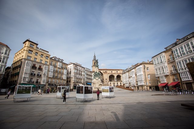 Ambiente en el centro de Vitoria un día después de la petición del Gobierno vasco de la declaración del estado de alarma debido al aumento de casos de Covid-19, en Vitoria, Álava, País Vasco, (España), a 24 de octubre de 2020. 