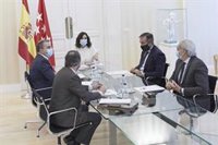 Ayuso pide a Franco 759 policías y guardias civiles para vigilar el estado de alarma y los confinamientos en municipios