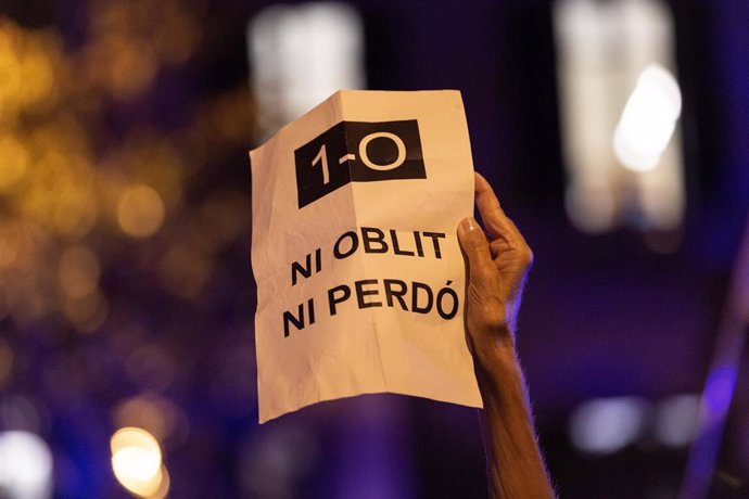 Un participante en la manifestación de la ANC por el segundo aniversario del 1O con un cartel que dice '1-O, ni oblit ni perdó', en Barcelona a 1 de octubre de 2019.