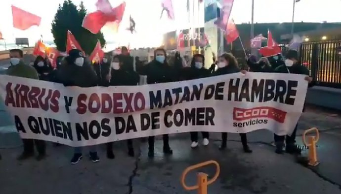 Trabajadores se Airbus se concentran en Getafe para pedir la reapertura del comedor, clausurado por la pandemia