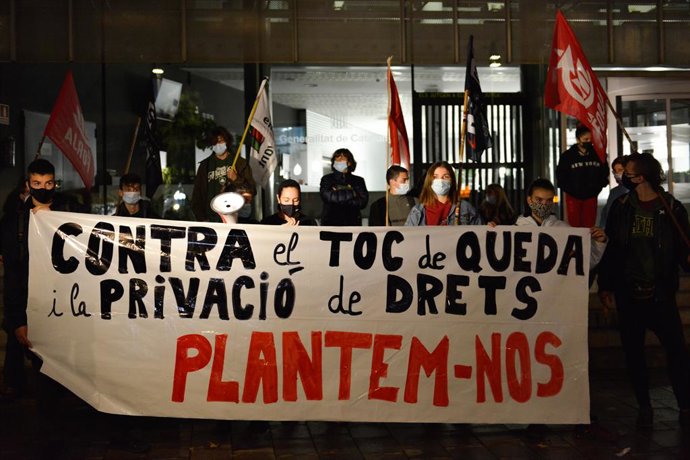 Un centenar de persones han protestat a Girona contra el toc de queda que el Govern ha decretat a Catalunya per frenar els contagis de Covid-19, en una concentració convocada per Esquerra Independentista.