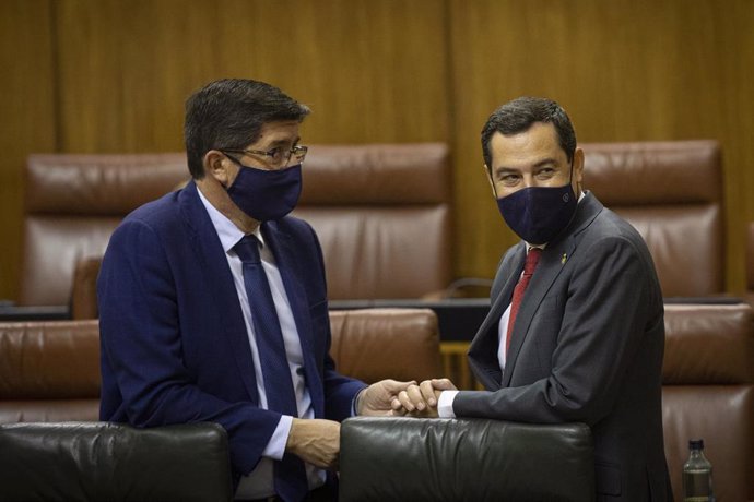 El vicepresidente de la Junta de Andalucía, Juanma Moreno (d), junto al vicepresidente de la Junta, Juan Marín (i) en una foto de archivo.