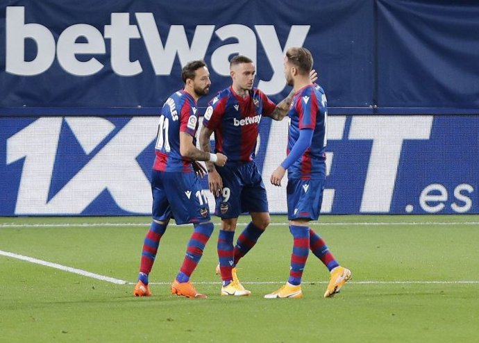 Morales y Rochina felicitan a Roger Martí tras el 1-0 en el Levante-Celta