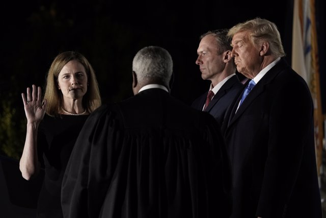 La jueza Amy Barrett jura su cargo como nueva juez del Tribunal Supremo ante la atenta mirada del presidente de EEUU, Donald Trump