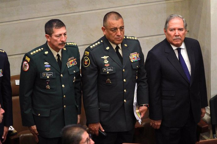 Imagen de archivo de 2019 del exministro de Defensa Guillermo Boter (d)  junto al comandante general del Ejército Nicacio Martinez (i) y el comandante Luis Navarro (c).