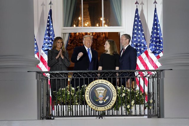 El presidente de EEUU, Donald Trump y la jueza Amy Barrett, acompañados de la pimera dama, Melania Trump, y el esposo de la nueva magistrada del Supremo, Jesse Barrett.
