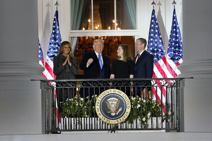 EEUU.- Trump asegura que la entrada de Barrett en el Supremo supone un "día memo