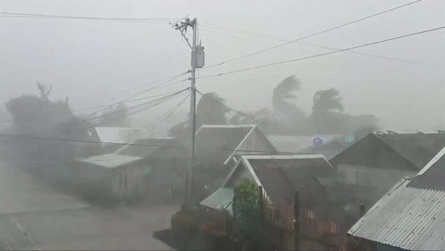 Imagen de archivo de fuertes vientos provocados por el tifón 'Kammuri' a su llegada al este de Filipinas.