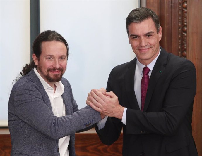 El presidente del Gobierno en funciones, Pedro Sánchez (dech.) y el secretario general de Podemos, Pablo Iglesias (izq).