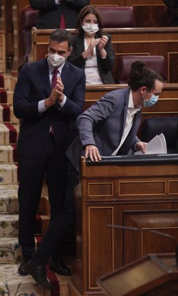 El presidente del Gobierno, Pedro Sánchez, aplaude al vicepresidente segundo del Gobierno, Pablo Iglesias, tras su intervención en la segunda sesión del pleno en el que se debate la moción de censura planteada por Vox, en el Congreso de los Diputados, M