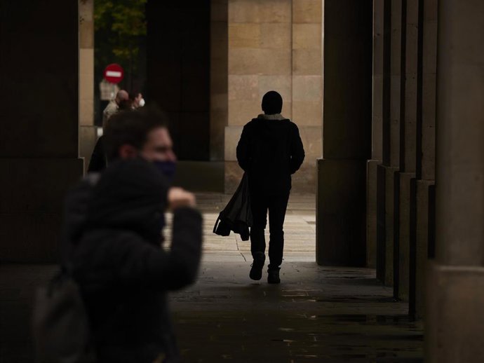 Una persona pasea por una calle de Pamplona