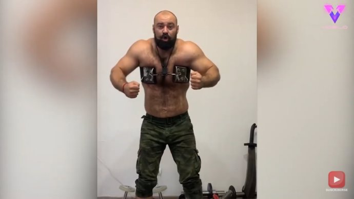 Conoce a Sergey Tsyrulnikov, el hombre que rompe cadenas y bridas con la fuerza de sus músculos