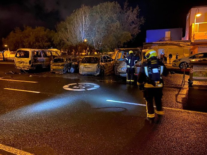 Bomberos de Gran Canaria apagando el fuego que ha perjudicado a cuatro coches en Pozo Izquierdo