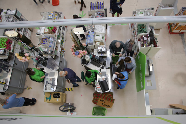 Varias personas compran en el interior del Leroy Merlín del Centro Comercial El Boulevard. En Vitoria-Gastei, a 25 de mayo de 2020.