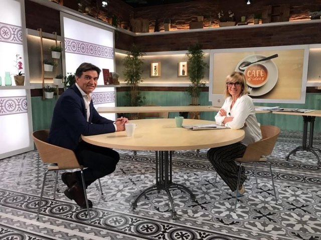 El president d'ERC al Parlament, Sergi Sabrià, i la periodista Gemma Nierga