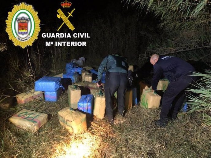 Fardos de hachís intervenidos en una finca en Lepe (Huelva).