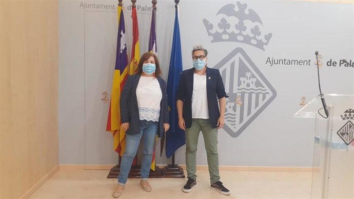 La regidora de Justicia Social, Feminismo y LGTBI, Sonia Vivas, y la coordinadora de Seguridad Ciudadana, Joana Adillón, durante la presentación del protocolo para la integración policial de personas trans.