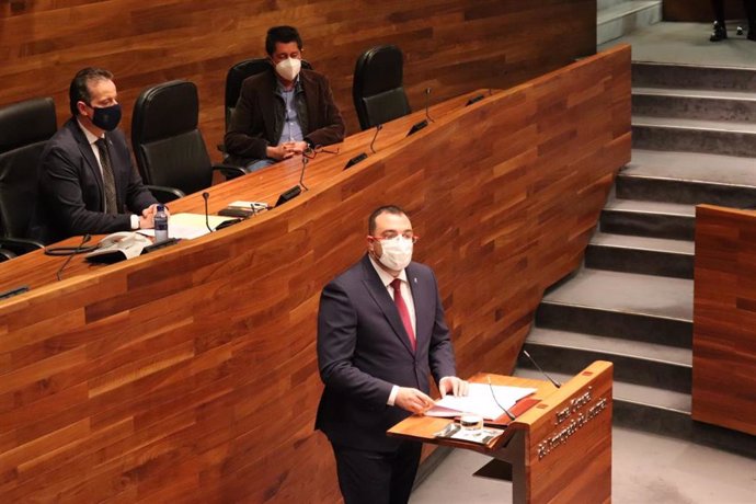 El presidente Adrián Barbón en su intervención durante el Debate de orientación política.