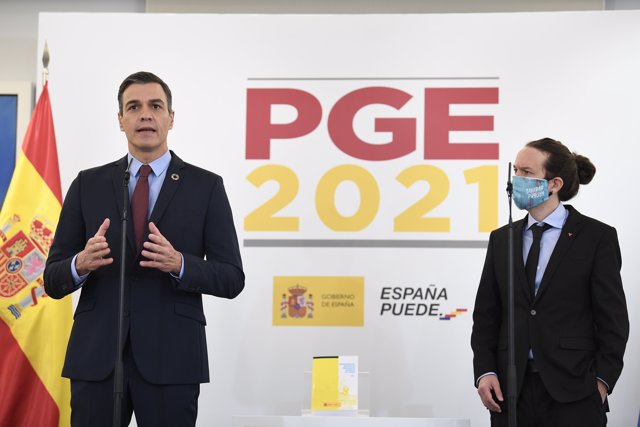 El presidente del gobierno, Pedro Sánchez (i), junto al vicepresidente segundo y ministro de Derechos Sociales y Agenda 2030, Pablo Iglesias, interviene durante la presentación de las claves de los PGE 2021, a 27 de octubre de 2020.