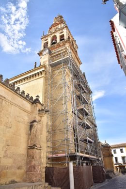 La Puerta del Perdón de la Mezquita de Córdoba cubierta de andamios.