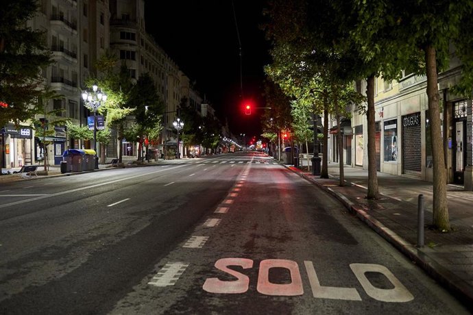 Calle Calvo Sotelo de Santander vacía en la segunda noche de toque de queda