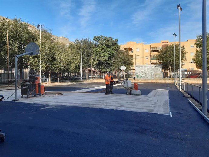 Algunas de las reformas realizadas en la pista de baloncesto de las instalaciones deportivas del parque Orson Welles (Son Gotleu)