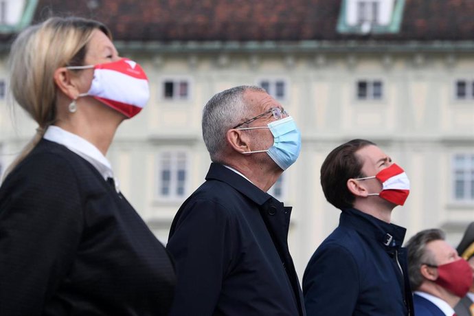 La ministra de Defensa de Austria, Klaudia Tanner, el presidente del país, Alexander Van der Bellen, el canciller, Sebastian Kurz, y el alcalde de Viena con mascarilla en un acto de graduación en la capital de Austria