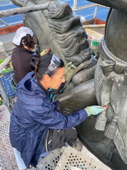 Trabajos de conservación en la estatua de Simón Bolívar del Paseo de las Delicias