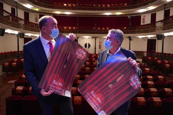 Miguel Ángel de Vicenes (I) y José María Bravo (D) en la presentación de la Muestra de Teatro Provincial.C