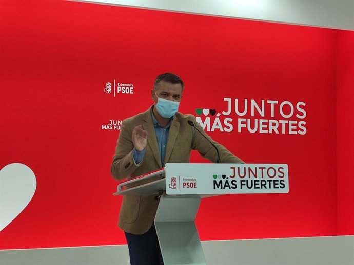 El portavoz del PSOE de Extremadura, Juan Antonio González, en rueda de prensa en Mérida para valorar los datos de la EPA