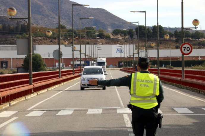 Pla obert de la Gurdia Civil aturant a Mequinensa un vehicle en un control de mobilitat. Imatge del 27 d'octubre de 2020. (Horitzontal)
