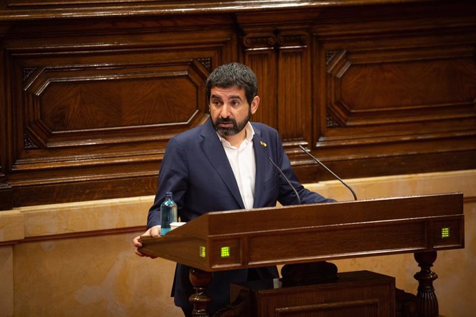 El conseller de Treball, Afers Socials i Famílies de la Generalitat, Chakir el Homrani, al Parlament (Arxiu)