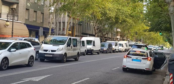 Caravana de vehículos de vendedores ambulantes por el centro de Córdoba ante la supresión de mercadillos.