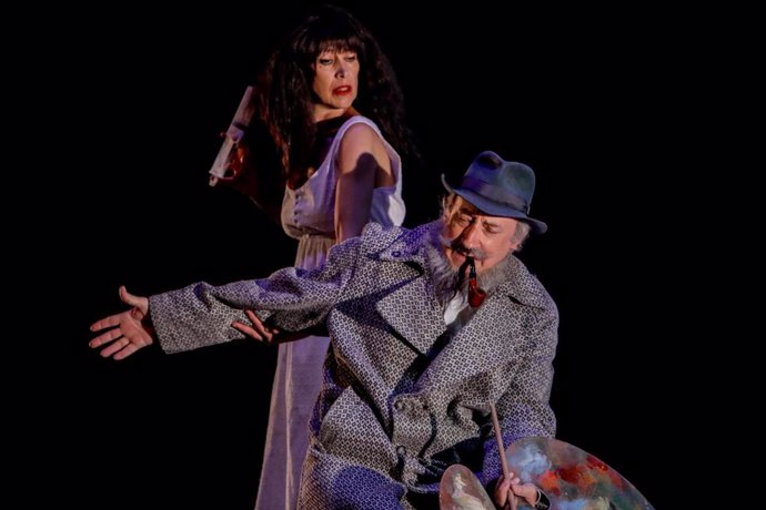 El actor Ramón Fontser y la actriz Dolors Tuneu, de la compañía teatral Els Joglars, durante la presentación en los Teatros del Canal de la obra 'Señor Ruiseñor'.