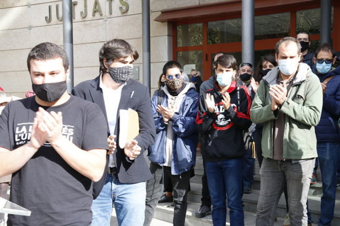 Pla mitj dels quatre independentistes citats a declarar a Reus per mobilitzacions i aldarulls post-sentncia -entre els quals Edgar Fernndez-, aplaudint en sortir dels jutjats amb presncia del seu advocat. Imatge del 27 d'octubre de 2020. (Horitzonta