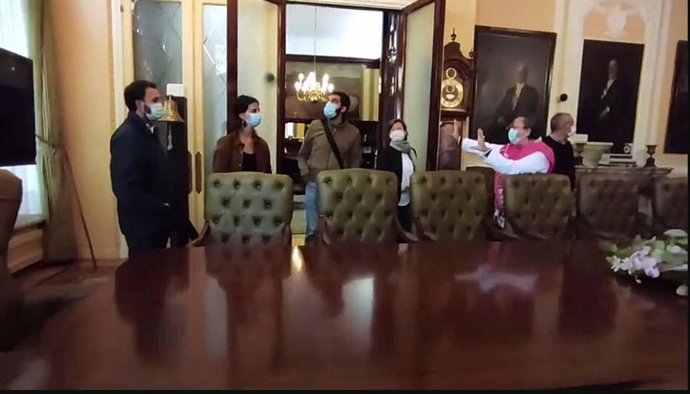 Una guía ofrece explicaciones a participantes en el Festival Open House Bilbao.